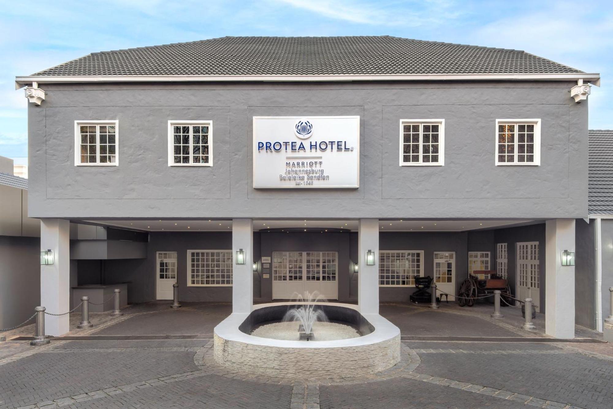 Protea Hotel By Marriott Johannesburg Balalaika Sandton Exterior foto